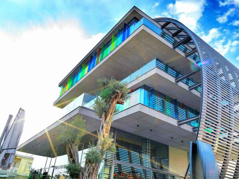 Luxury modern apartments in Limassol opposite the sea