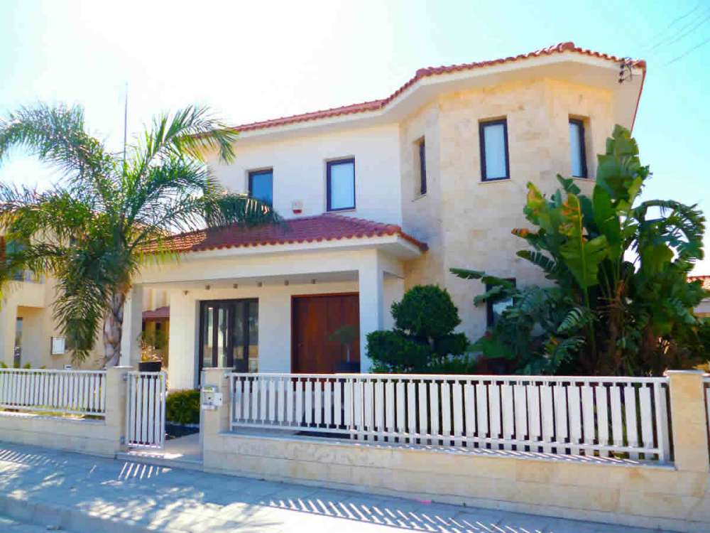Resale house in Livadia village