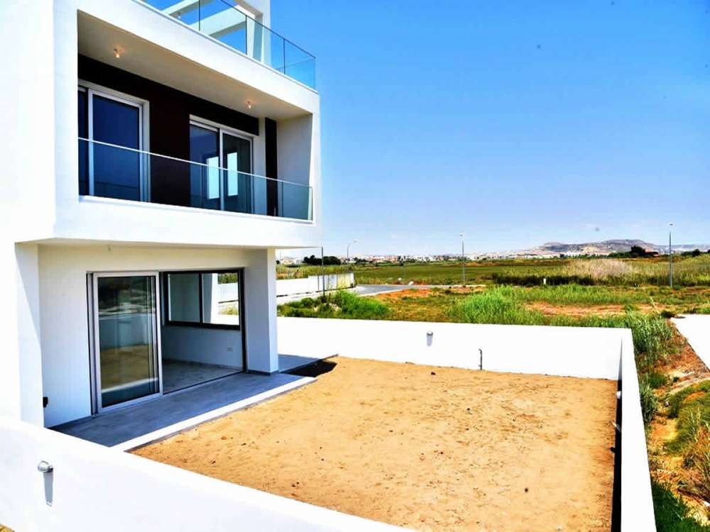 Seaside homes to buy in Larnaca