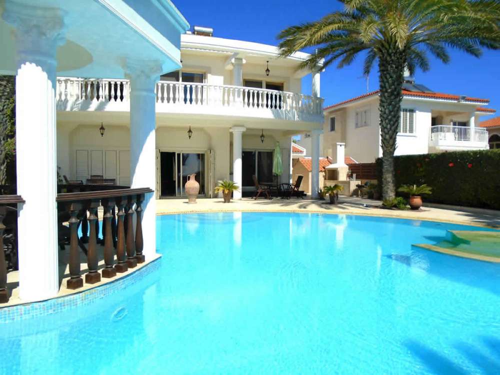 Seafront luxury villa in Larnaca