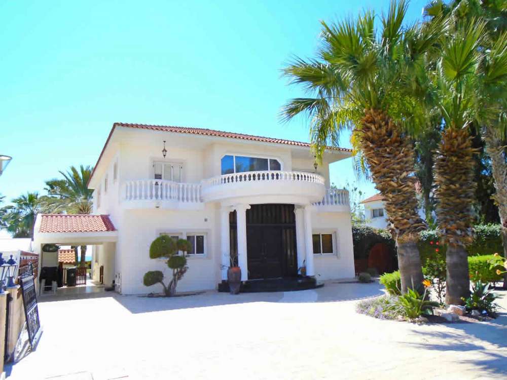 Seafront luxury villa in Larnaca
