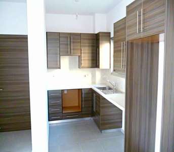 Современная встроенная кухня в квартире в Ливадии