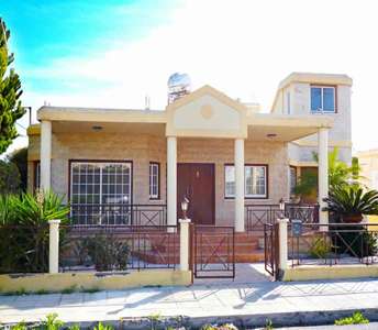 Бунгало в провинции Ларнака с классическим дизайном, каменным фасадом и зрелым садом