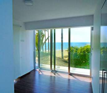 Недвижимость с видом на море в Ларнаке