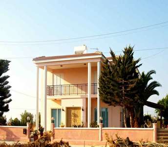 Detached house on a large plot in Paralimni