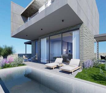 Современный дом в Героскипу с бетонным фасадом, частным бассейном и благоустроенным садом