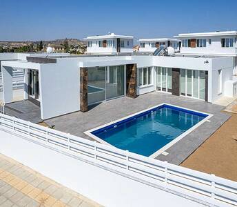 Αγορά σπιτιού με πισίνα στη Λάρνακα