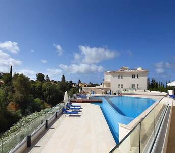 Хорошо организованные общие зоны с бассейном в жилом комплексе в районе Тала, Пафос