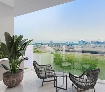 Просторная веранда в Ливадии, Ларнака со стеклянными ограждениями и открытым видом на просторный пейзаж