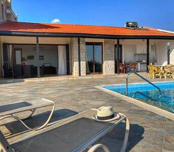 Деревенский каменный дом в провинции Ларнака с частным бассейном и красивой наружной территорией