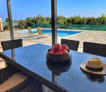 Купить дом с бассейном в Марони Ларнака