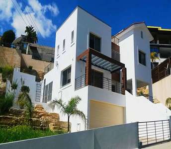 Buy villa in Ayios Tychonas Cyprus