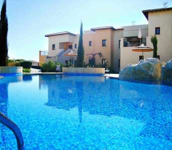 Ήσυχο οικιστικό συγκρότημα με μεγάλη πισίνα σε μεσογειακό περιβάλλον στην Πάφο