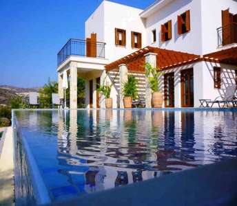 Βίλα με πισίνα υπερχείλισης και εκπληκτική ανοιχτή θέα στην επαρχία Πάφου