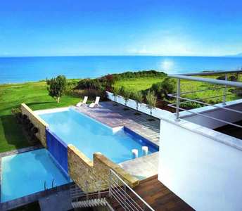 Παραθαλάσσια βίλα στην επαρχία Πάφου με πισίνα υπερχείλισης, πανοραμική θέα στην ακτή και μοντέρνο εξωτερικό χώρο