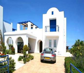 Παραθαλάσσια βίλα στην επαρχία Πάφου με κυκλαδίτικη αρχιτεκτονική και μεσογειακό κήπο