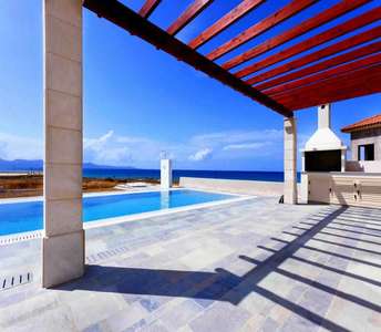 Недвижимость у пляжа с бассейном Пафос
