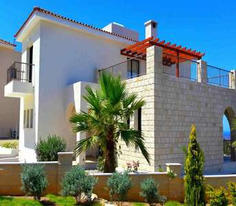 Отдельностоящая двухэтажная вилла с каменным фасадом и террасой с видом на море в Aphrodite Hills